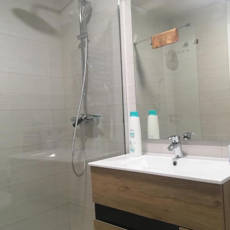central bright apartment, community pool and own private pool on splendid terrace, garage, beach 900m, mountains 200m - Apartamento de 2 dormitorios - 2