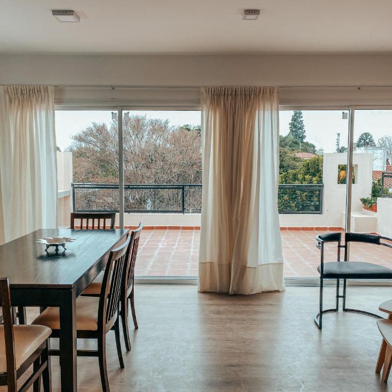 Amplio Departamento con Terraza - Apartamento de 2 dormitorios - 2