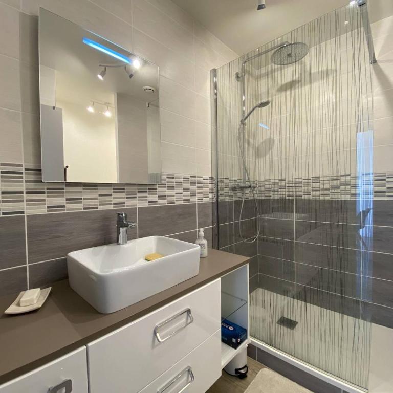 Appartement rénové 5 personnes avec balcon au centre de Perros-Guirec - FR-1-368-382 - Apartment - 4
