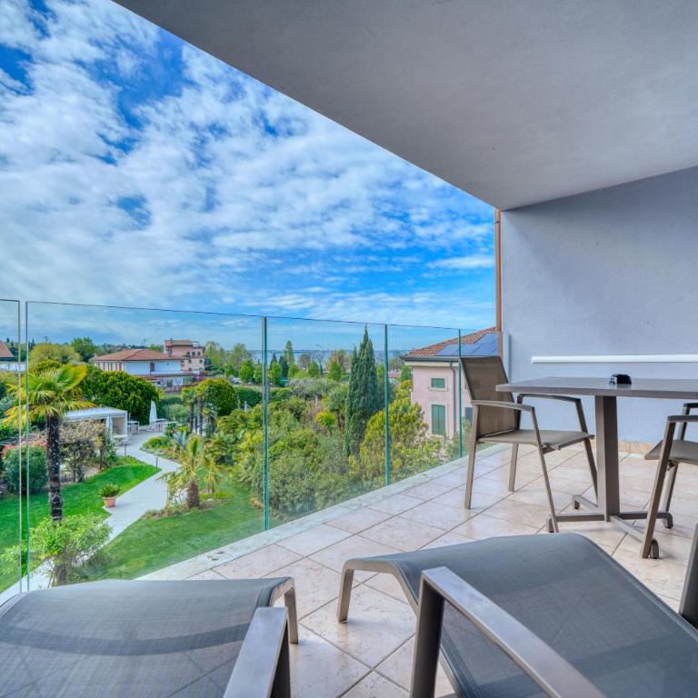 Palazzo della Scala Hotel - Luxury Suites & Spa - Large Two-Bedroom Suite with Balcony and Lake View - 9