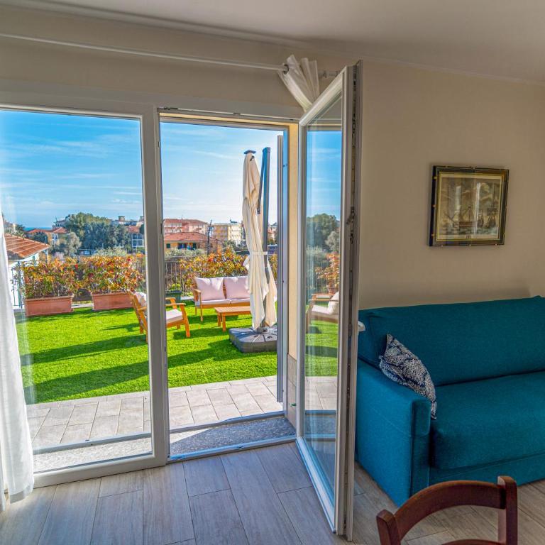 Villa Mimosa Diano Marina: exclusive use villa, garden, barbecue, 3 bedrooms and 3 bathrooms - Villa - 45