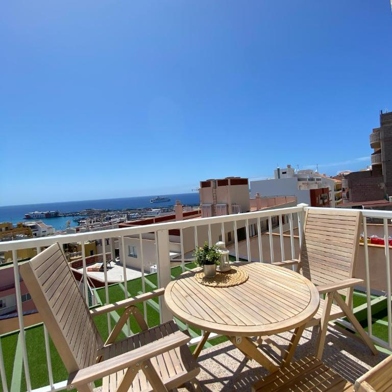 Apartamentos Ohana Los Cristianos Centro y Playa - Apartamento en el ático con vistas al mar - 7