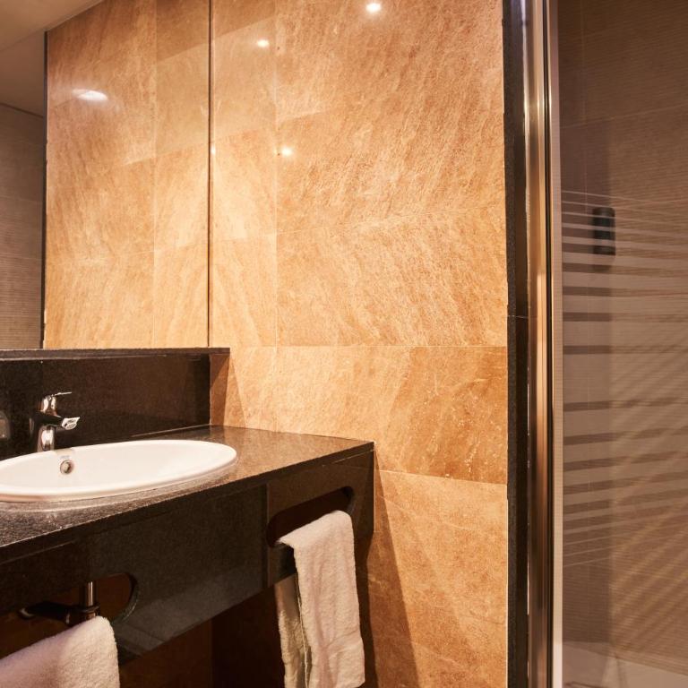 Silken Ramblas - Standard Double or Twin Room - 9