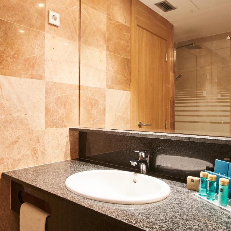 Silken Ramblas - Family Room (2 Adults + 2 Children) - 6