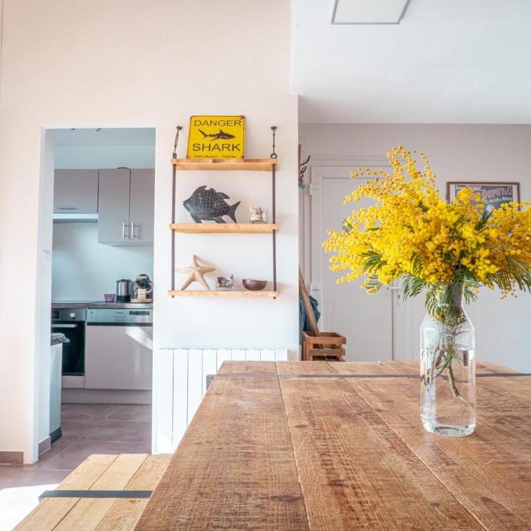 L'Odyssée provençale, un duplex de charme de 2 chambres au pied du village médiéval de Bormes-les-Mimosas, offrant des prestations haut de gamme et une superbe vue sur le Massif des Maures - Appartement 2 Chambres - 3