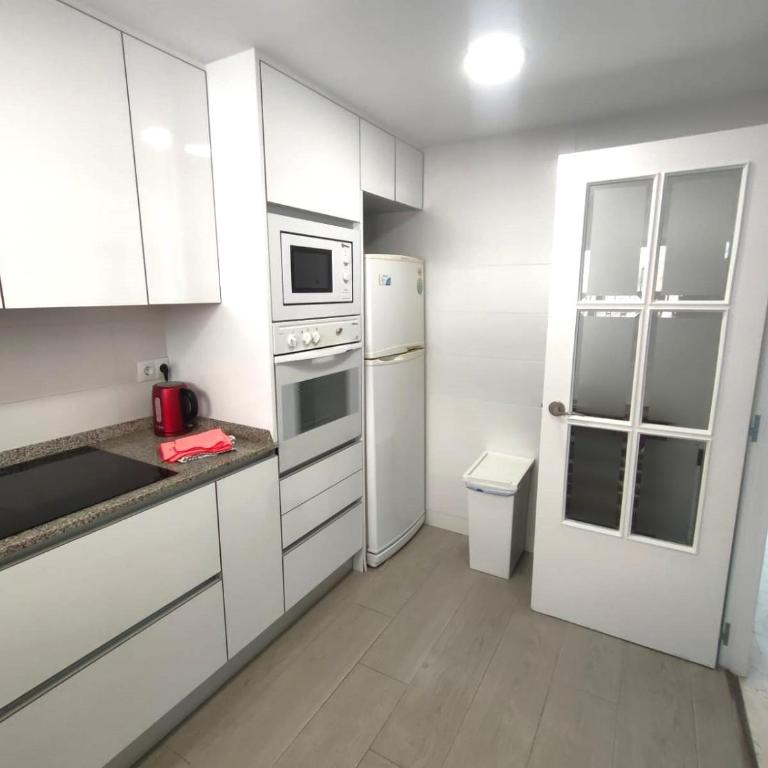 Very lightful apartment. Incredible sea views. Big terrace, Swimming pool. AC. Very close to Alicante city center. - Two-Bedroom Apartment - 17