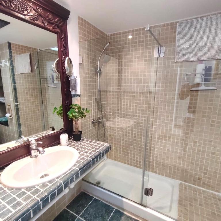 Very lightful apartment. Incredible sea views. Big terrace, Swimming pool. AC. Very close to Alicante city center. - Two-Bedroom Apartment - 12