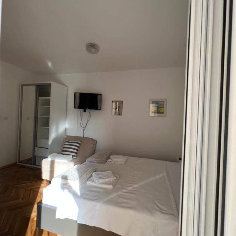 Ksenia Guesthouse Apartments and Studios - Superior Studio - 7