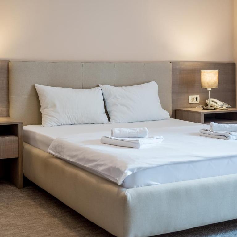Garni Hotel MB - Deluks Dvokrevetna Soba s Bračnim Krevetom (2 odrasle osobe + 1 dete) - 1