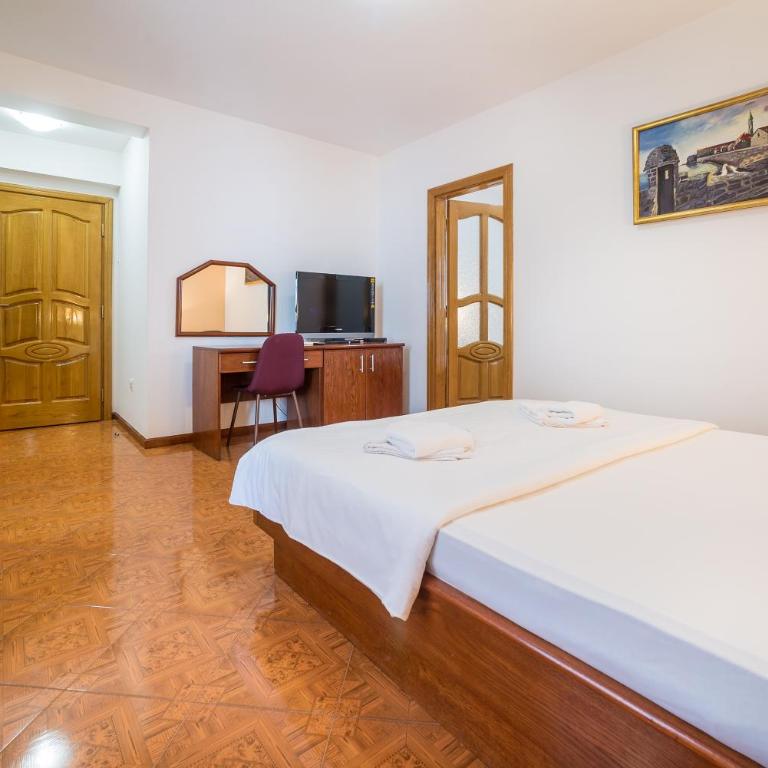 Garni Hotel MB - Porodična Soba sa Balkonom - 5