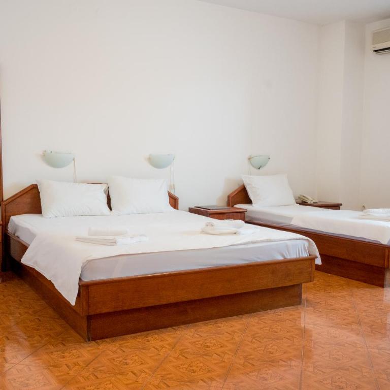 Garni Hotel MB - Velika Dvokrevetna Soba sa Bračnim Krevetom - 4