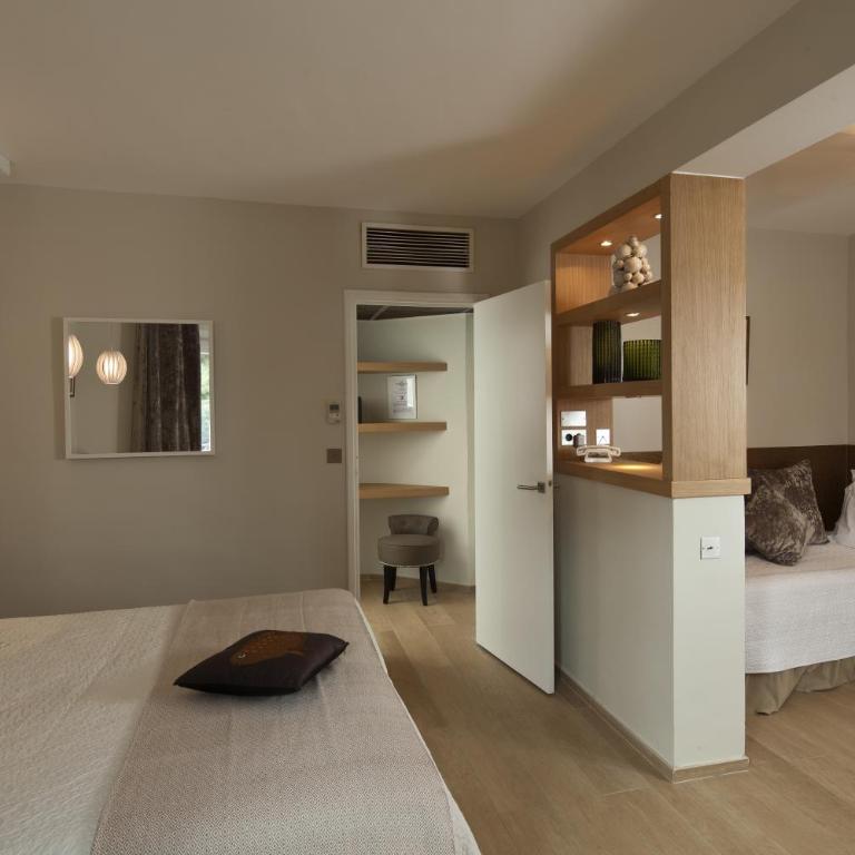Hotel des Lices - Chambre Triple Deluxe - Vue sur Rue - 4