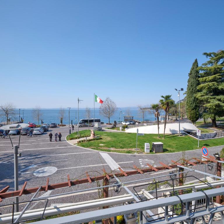 Hotel San Marco - Camera Matrimoniale con Balcone e Vista Lago - 1