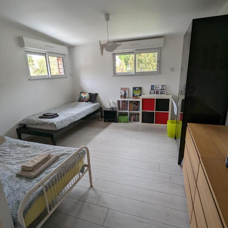 Anne et Stan - Chambres avec petit dejeuner - proche centre ville et circuit - Chambre Double ou Lits Jumeaux avec Salle de Bains Commune - 2
