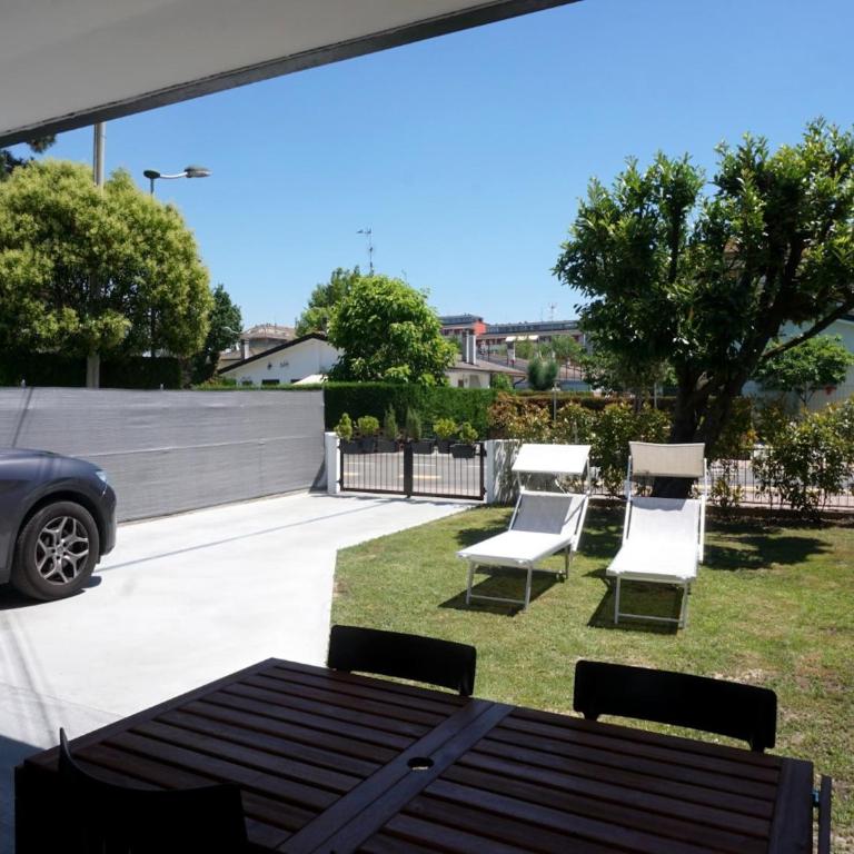 Beachside villa with private garden - Villa - 4