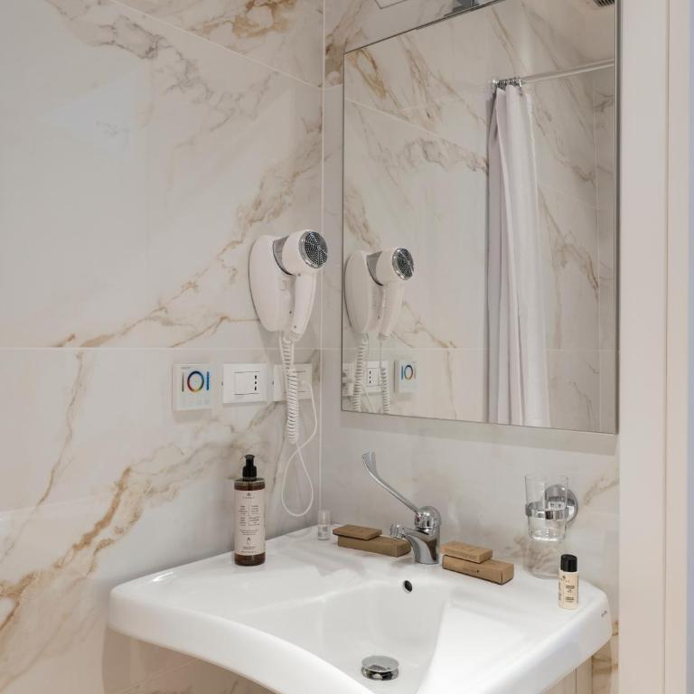 Savoia Rooms Roma - Chambre Lit King-Size avec Douche Accessible en Fauteuil Roulant - Adaptée aux Personnes à Mobilité Réduite - 2