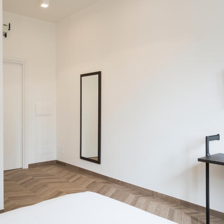 Savoia Rooms Roma - Chambre Lit King-Size avec Douche Accessible en Fauteuil Roulant - Adaptée aux Personnes à Mobilité Réduite - 4