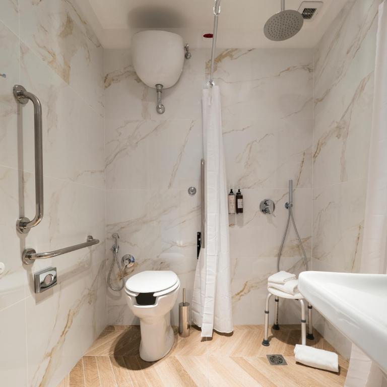Savoia Rooms Roma - Chambre Lit King-Size avec Douche Accessible en Fauteuil Roulant - Adaptée aux Personnes à Mobilité Réduite - 9