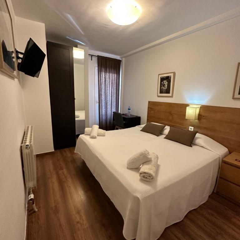 Hostal Alogar - Double or Twin Room with Private Bathroom - 14