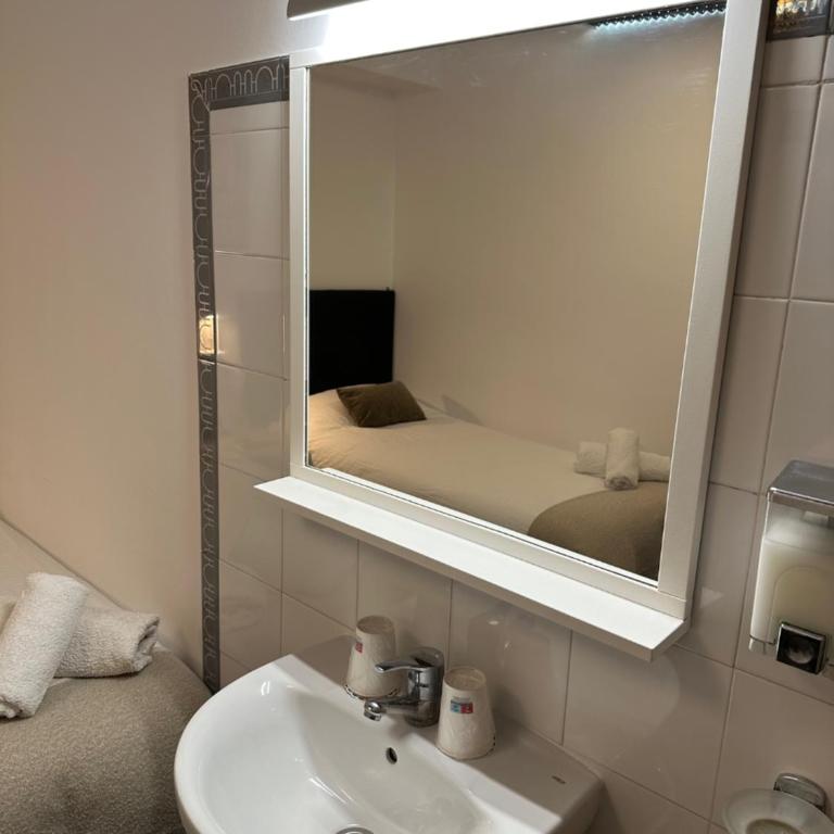 Hostal Alogar - Twin Room with Shared Bathroom - 11