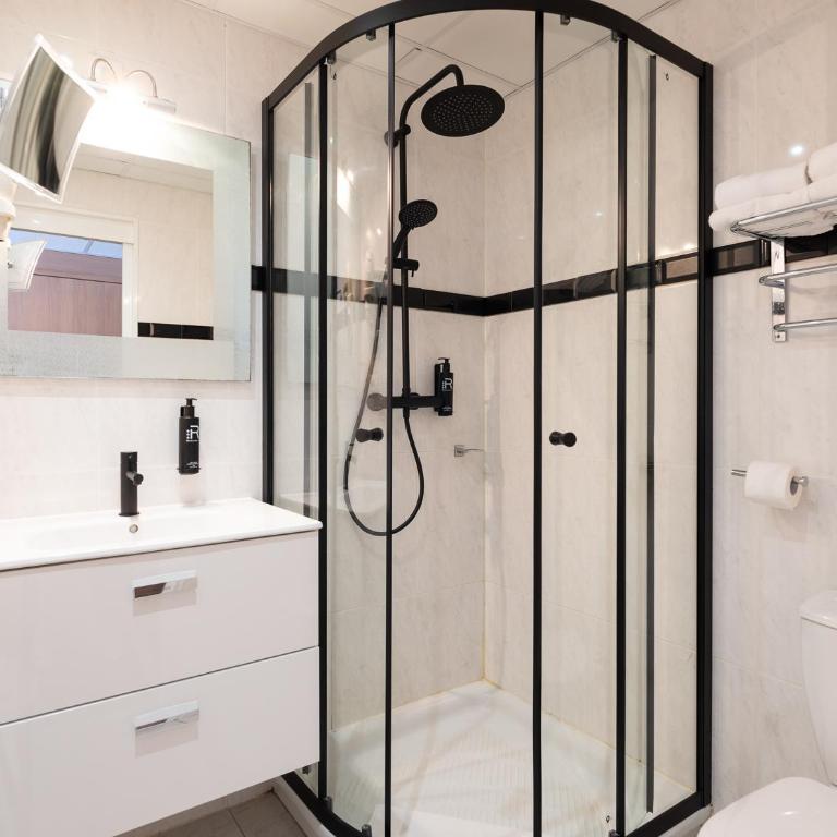 Hotel Revellata & Spa - Medium - Double or Twin Room - Balcony with Sea and Swimming Pool View - 2