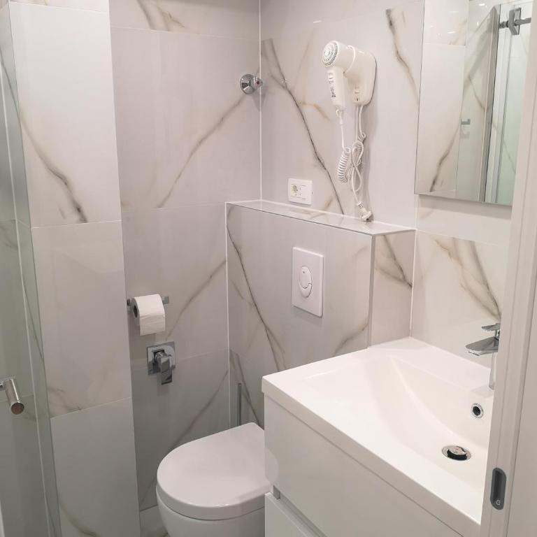 Lux City Apartments & Rooms - Superior Dvokrevetna Soba sa Bračnim Krevetom - 1