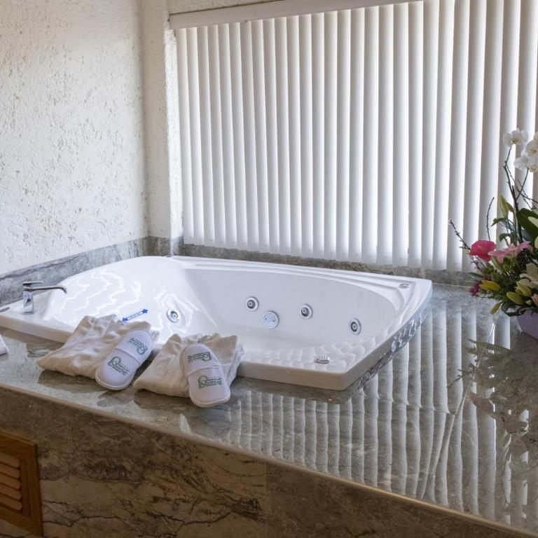 Hosteria Las Quintas Hotel Restaurante Bar - Suite con bañera de hidromasaje - Cama extragrande - 4