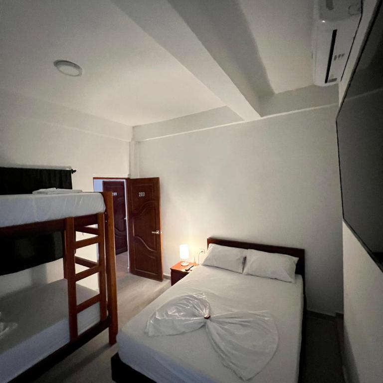 Hostal Grand Park Palomino - Habitación Cuádruple con baño privado - 2