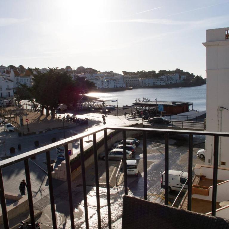 Hostal Marina Cadaqués - Habitación Doble Deluxe con balcón y vistas parciales al mar - 2