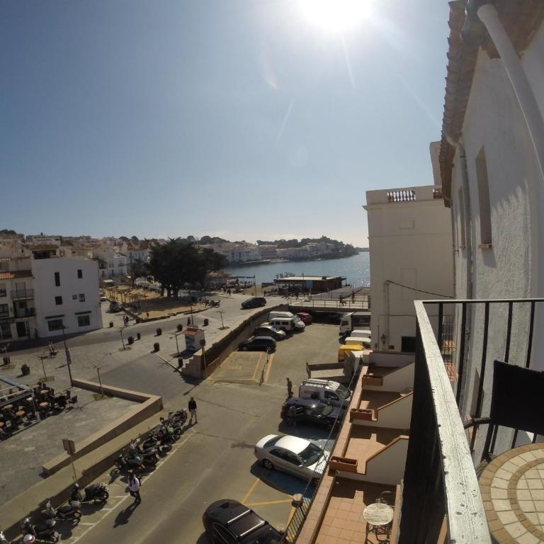 Hostal Marina Cadaqués - Habitación Doble Deluxe con balcón y vistas parciales al mar - 4