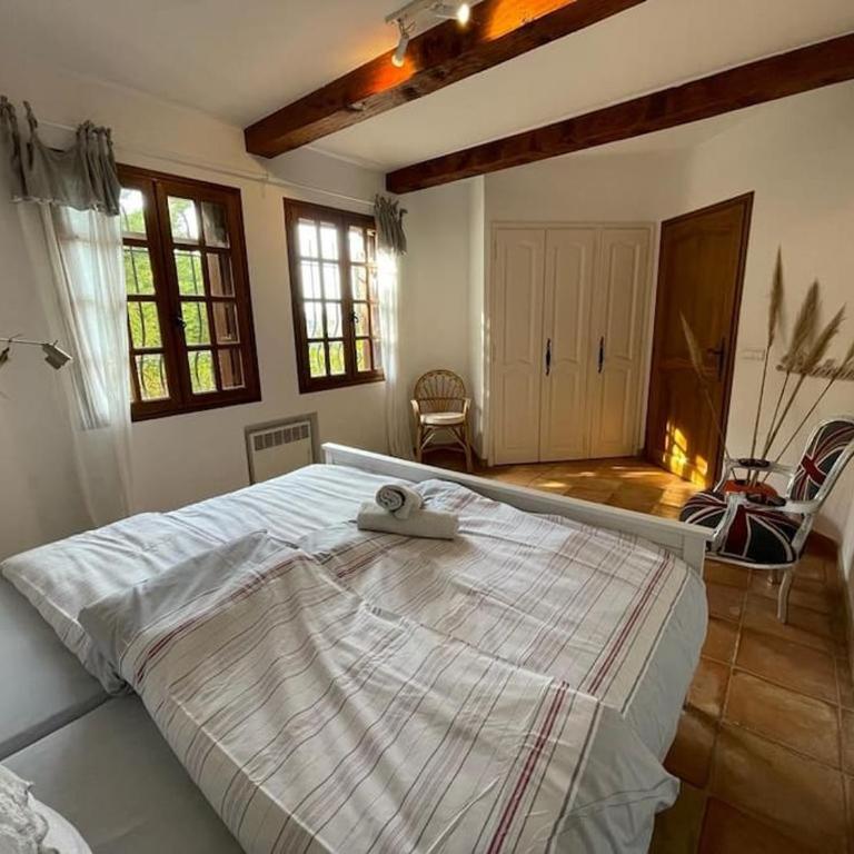Spacious Villa with Pool and Fireplace - Villa - 27