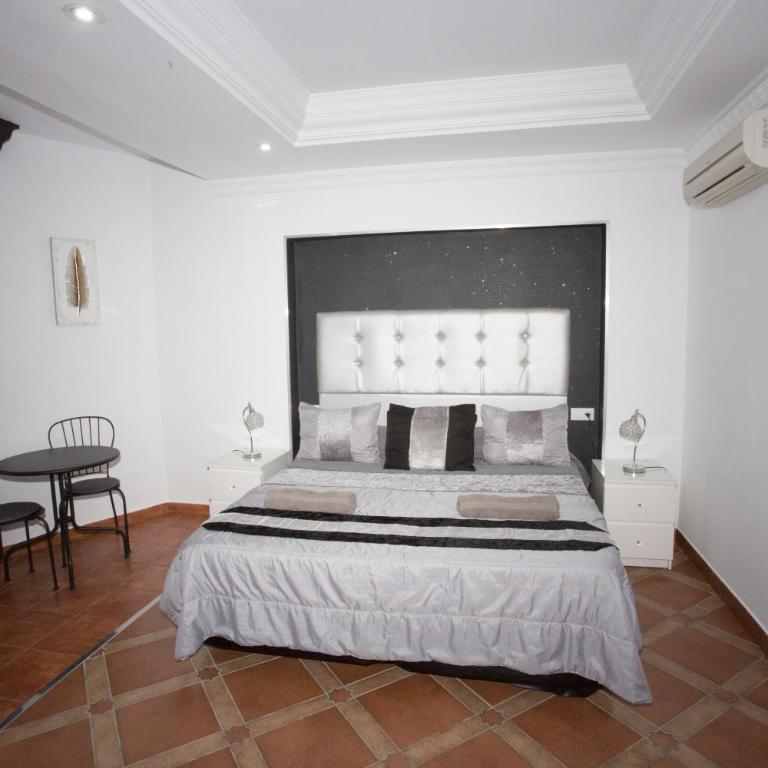 Alojamiento el Chaparro Barbate junto a la venta el loro - Habitación con cama extragrande y bañera de hidromasaje - 4