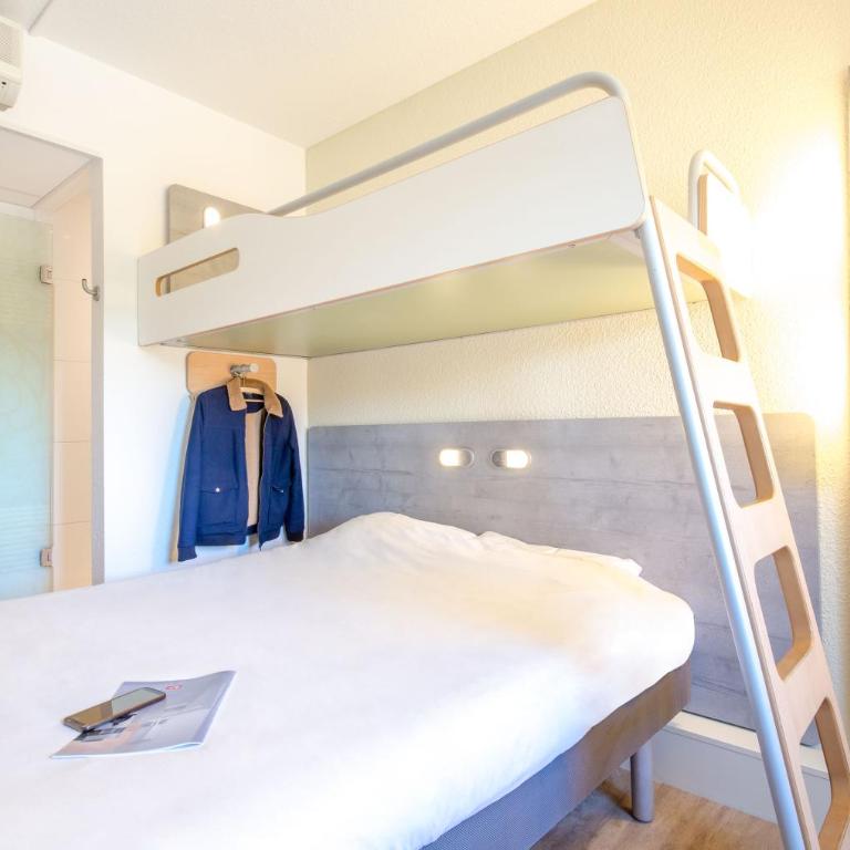 Ibis Budget Fréjus Capitou - Chambre Triple avec Lit Double et Lit Superposé - 5