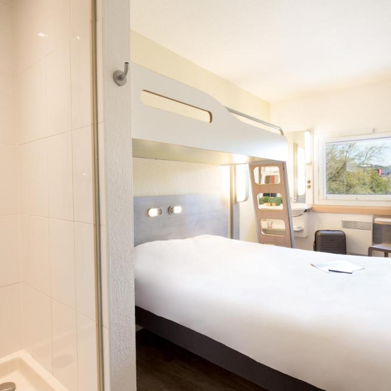 Ibis Budget Fréjus Capitou - Chambre Triple avec Lit Double et Lit Superposé - 7
