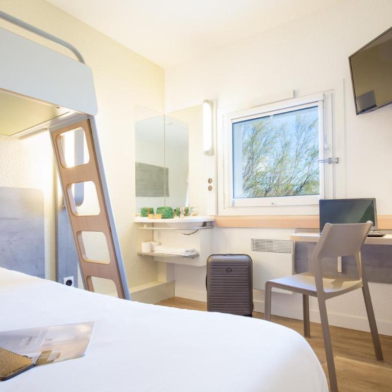 Ibis Budget Fréjus Capitou - Chambre Triple avec Lit Double et Lit Superposé - 4