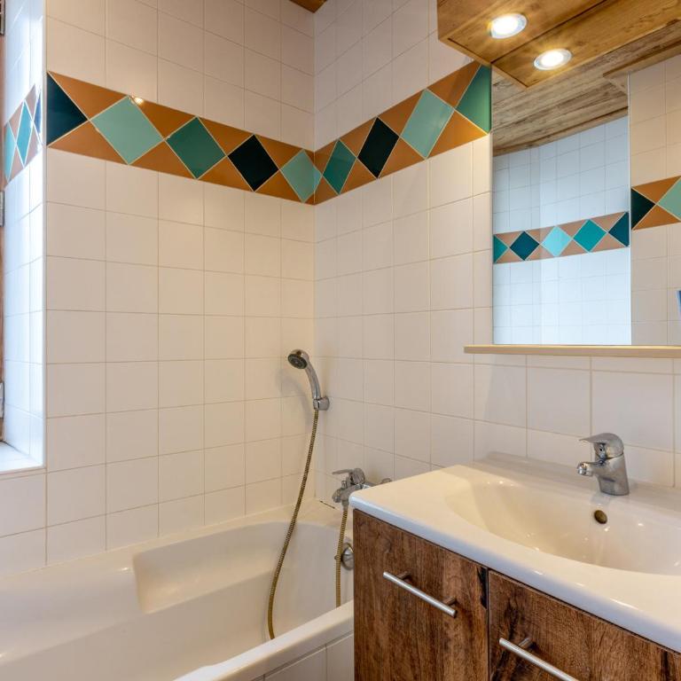 Charmant 4 pièces en centre village, proche pistes - 8 pers, Wifi, parking, balcon, animaux acceptés - FR-1-437-48 - Appartement (8 Adultes) - 10