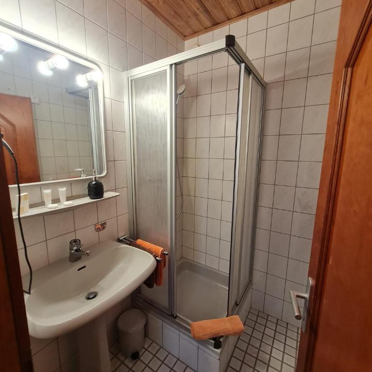 Pension Tulpe - Doppelzimmer mit Dusche - 3