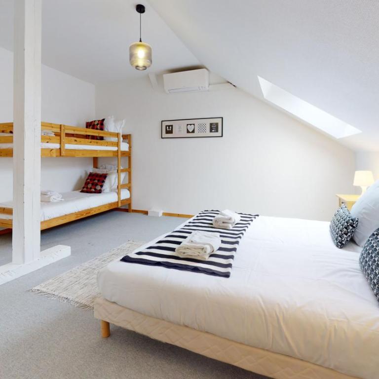ColmarAppart Vauban - Appartement en Duplex avec Terrasse Loux - 4 Chambres et 3 Salles de Bains - 195 m² - 34