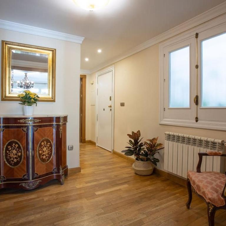 Centrico y espacioso. Parking gratuito. - Three-Bedroom Apartment - 16