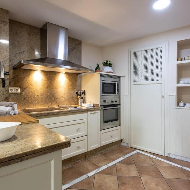 Centrico y espacioso. Parking gratuito. - Three-Bedroom Apartment - 24