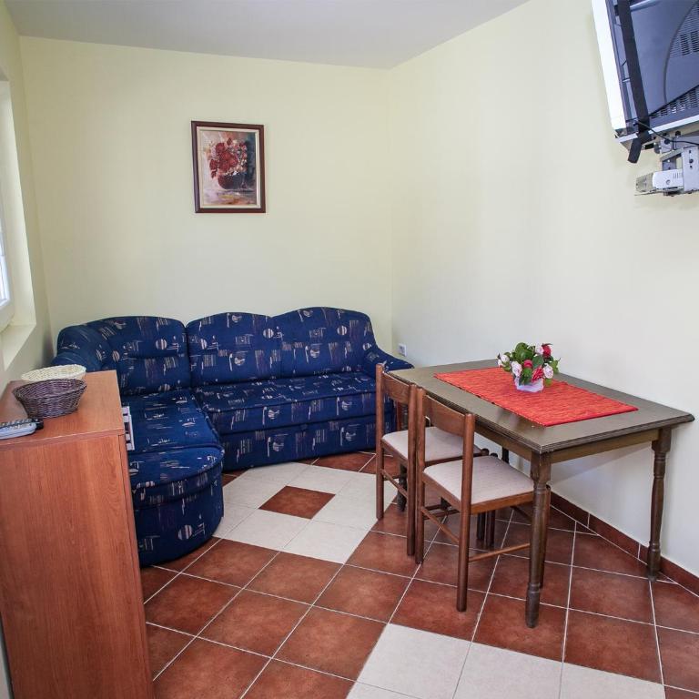 Daria Apartments - One-Bedroom Apartment with Private Garden - 17