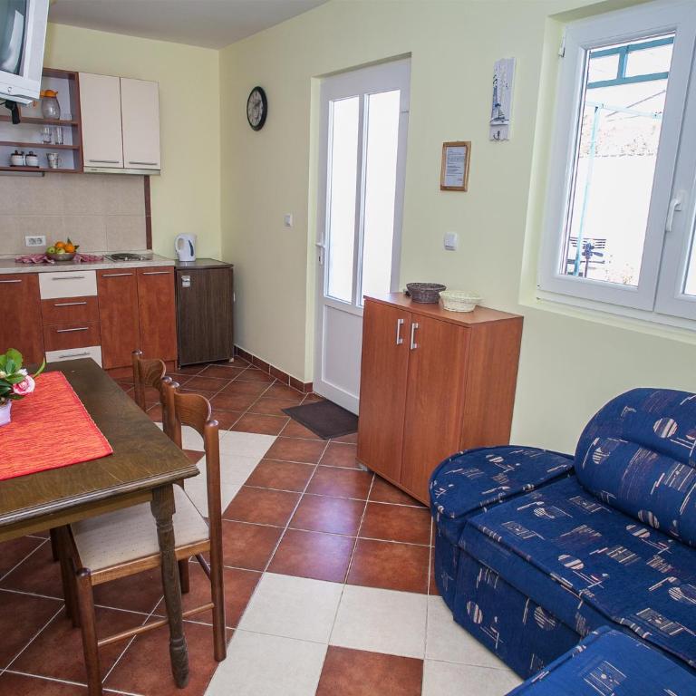 Daria Apartments - One-Bedroom Apartment with Private Garden - 4