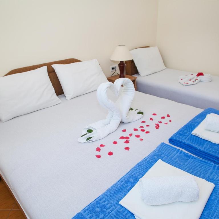 Daria Apartments - One-Bedroom Apartment with Private Garden - 2