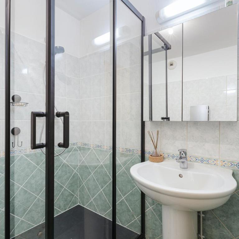 Conseil B - Chic 2BR City Center Apartment - Free Parking & Mountain View - By Cozee Rentals - Apartment mit 2 Schlafzimmern - 13