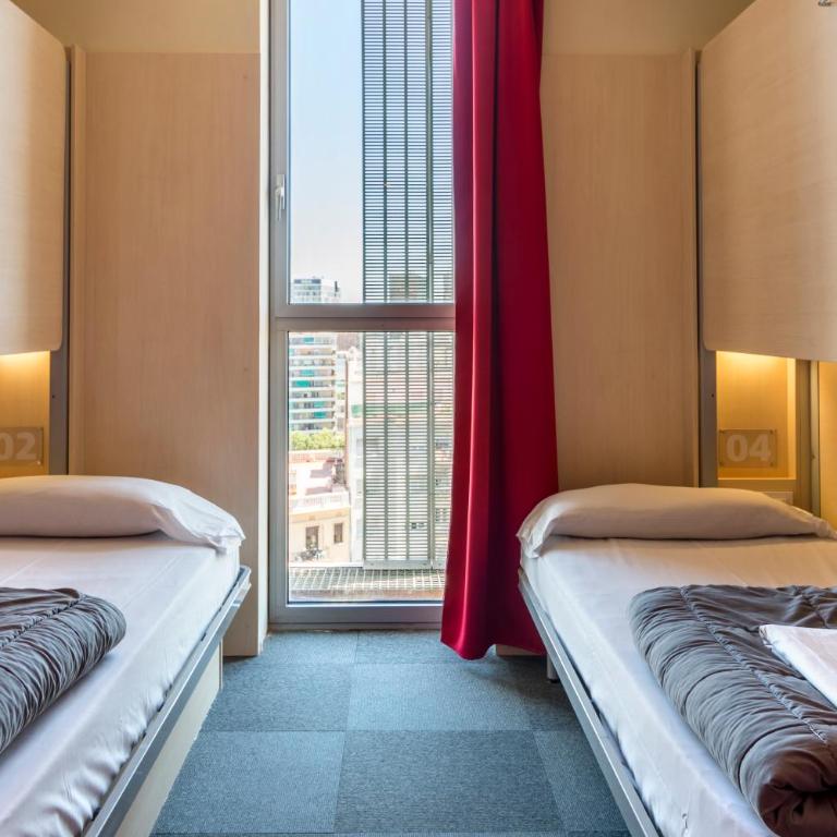 Urbany Hostel Barcelona - Twin Room with Private Bathroom - 9