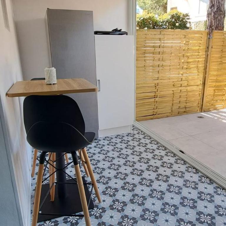 Le Cap d'Agde, Beija Flor, très proche village naturiste, 2 mn à pied, un coin de détente dans la pinède, WIFI GRATUIT - Monolocale con Terrazza - 3