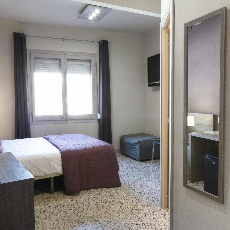 Hostal Fonda Montserrat - Habitación Triple Básica - 3