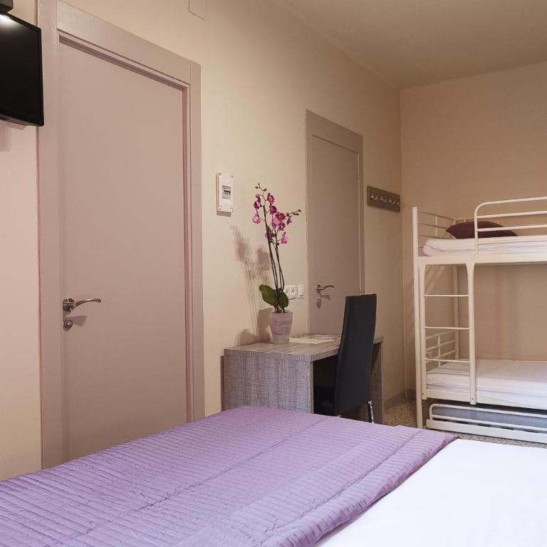 Hostal Fonda Montserrat - Habitación Cuádruple Clásica - 4