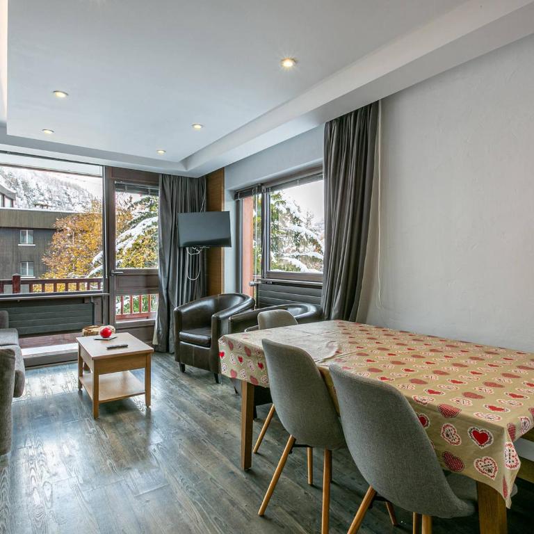 Appartement élégant et rénové, idéalement situé sur le front de neige à Val d'Isère, proche du village - FR-1-694-262 - Appartement - 1