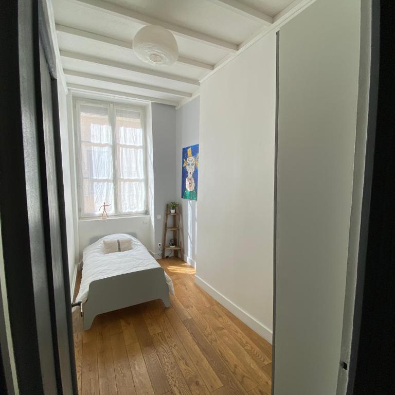 Beautiful 3BR Apt in Lyon Center - Three-Bedroom Apartment - 6